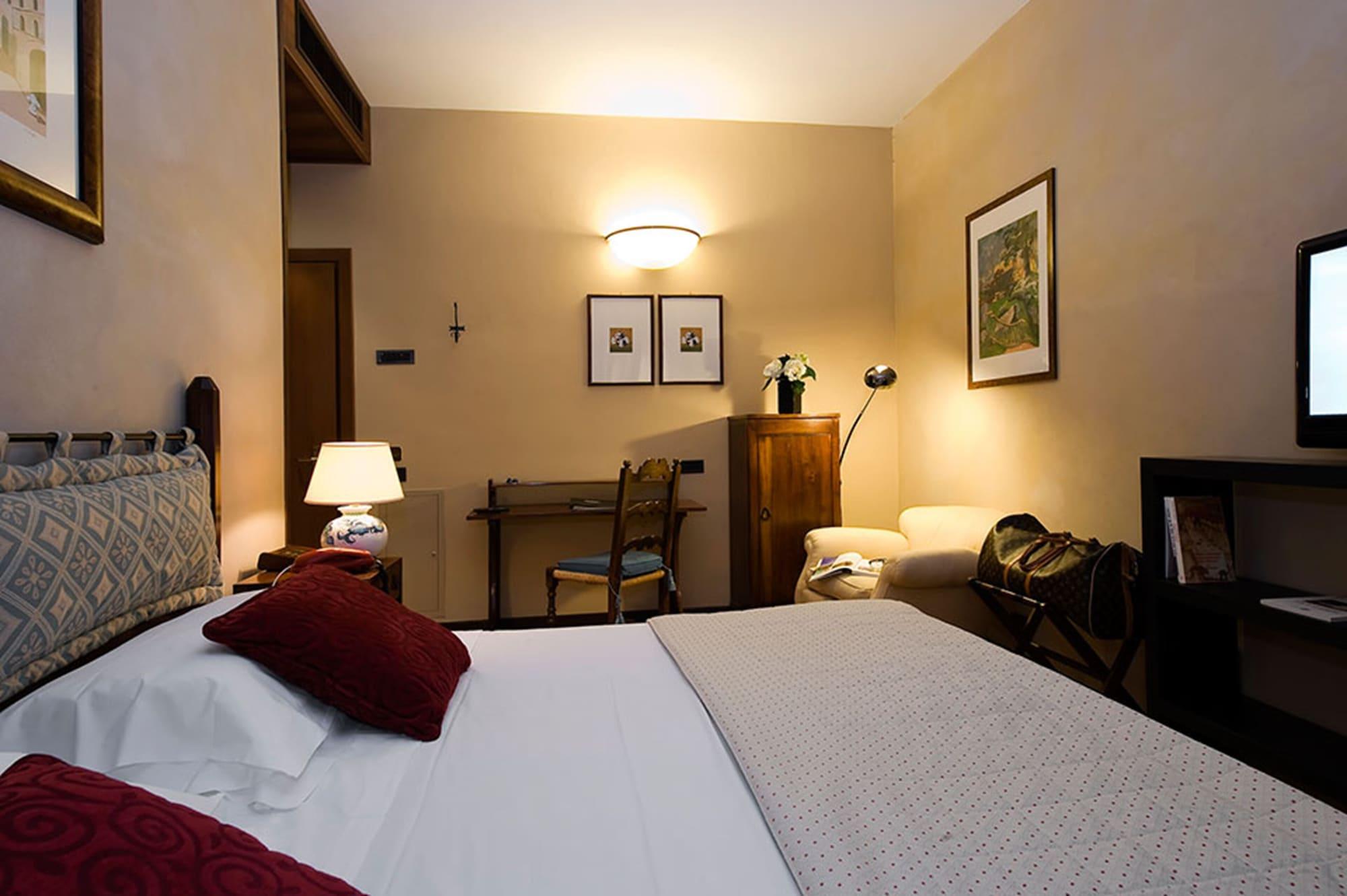 Park Hotel Ai Cappuccini Gubbio Bagian luar foto