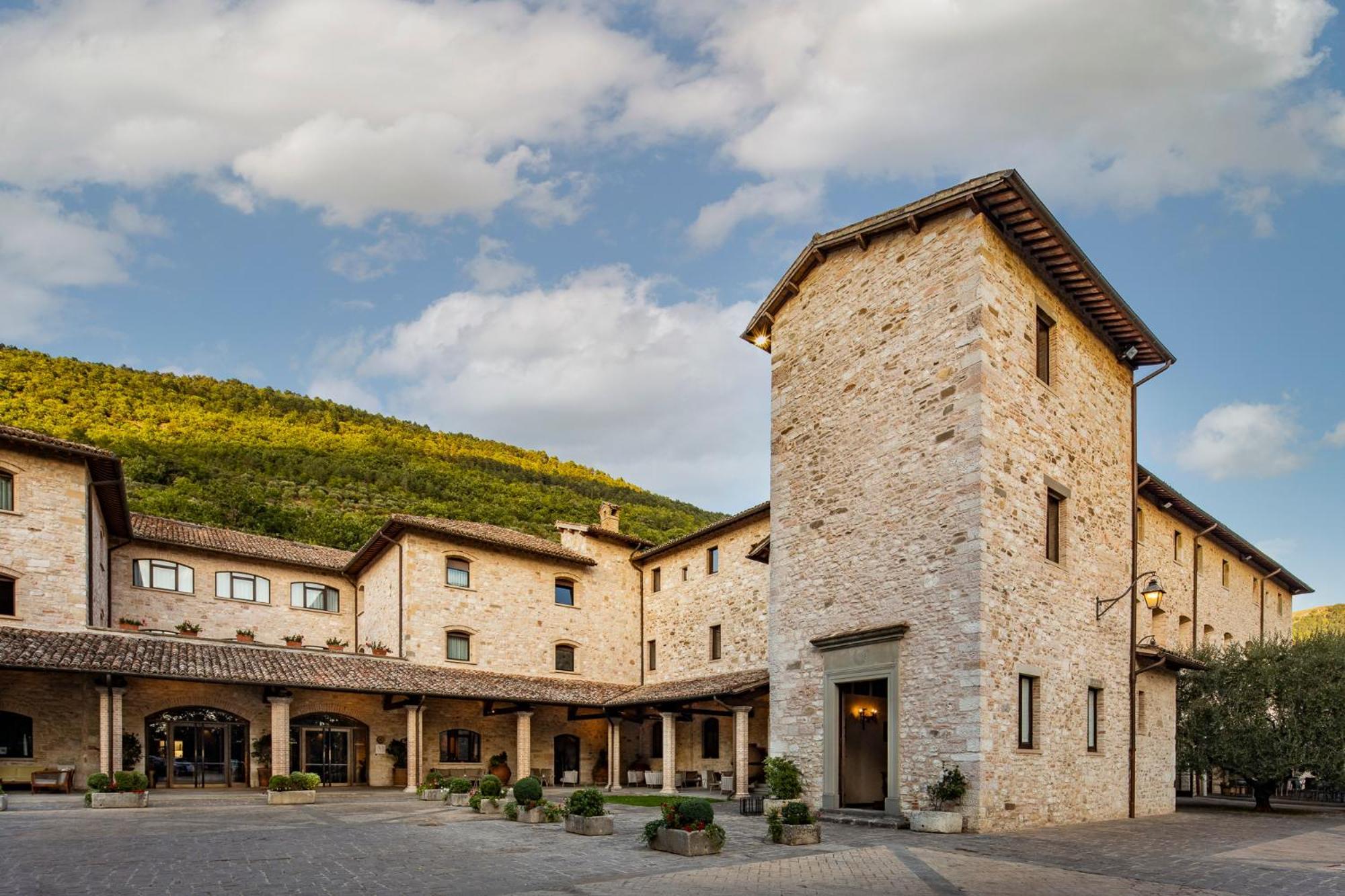Park Hotel Ai Cappuccini Gubbio Bagian luar foto