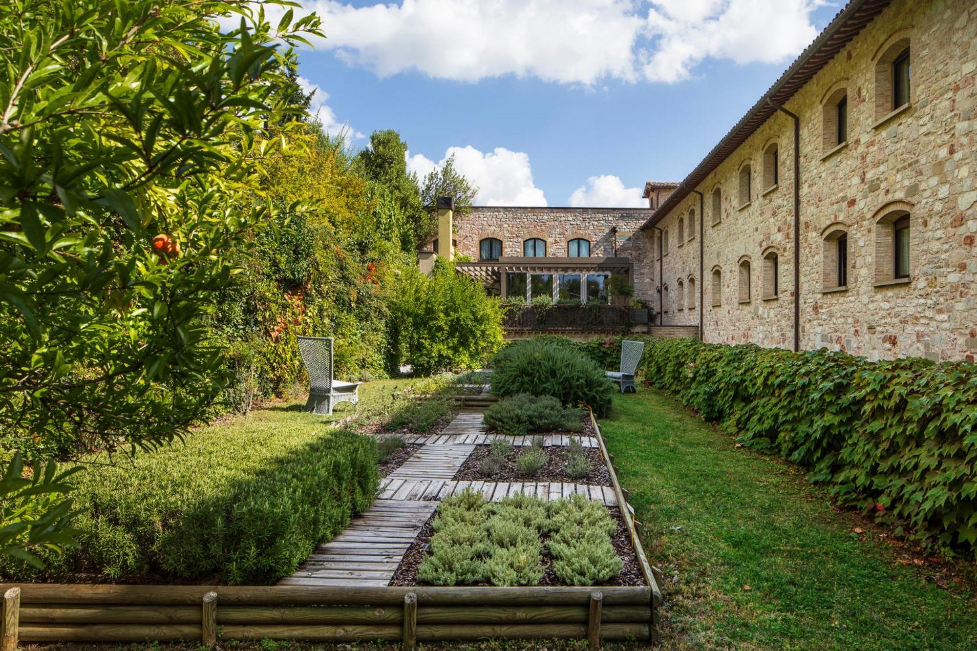 Park Hotel Ai Cappuccini Gubbio Bagian luar foto
